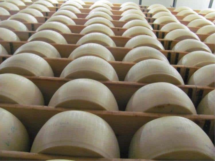 Montagna di Parmigiano Reggiano alla latteria sociale di Corniglio
